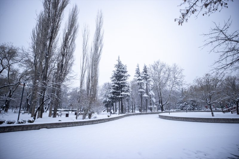 Başkent'te gece başlayan kar yağışından yansımalar