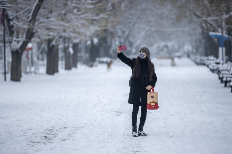 Başkent'te gece başlayan kar yağışından yansımalar