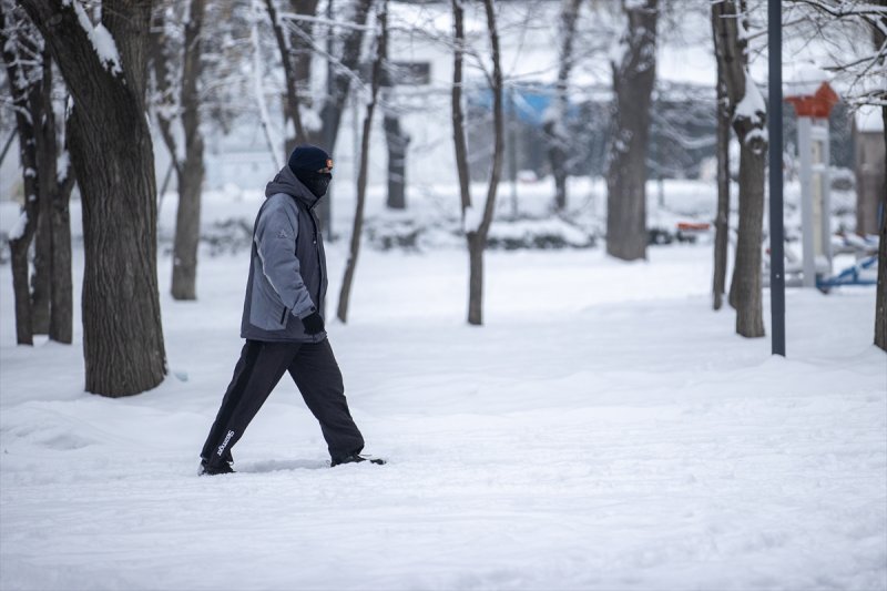 Başkent'te gece başlayan kar yağışından yansımalar