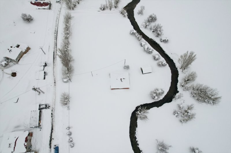 Ovacık'taki çiftçilerin 2 metrelik kar bereketinden manzaralar