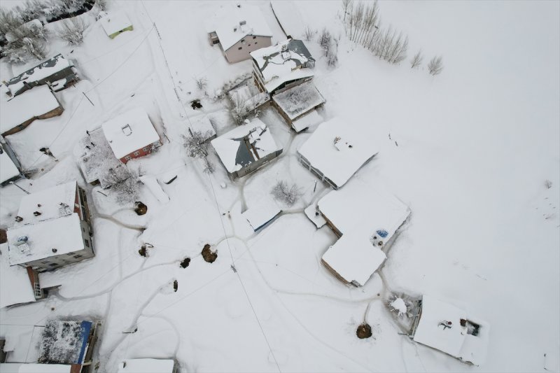 Ovacık'taki çiftçilerin 2 metrelik kar bereketinden manzaralar