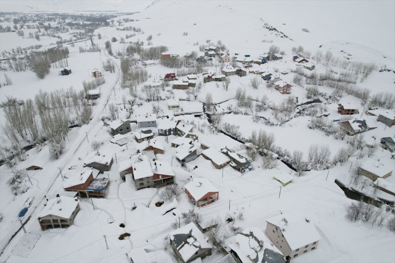 Ovacık'taki çiftçilerin 2 metrelik kar bereketinden manzaralar