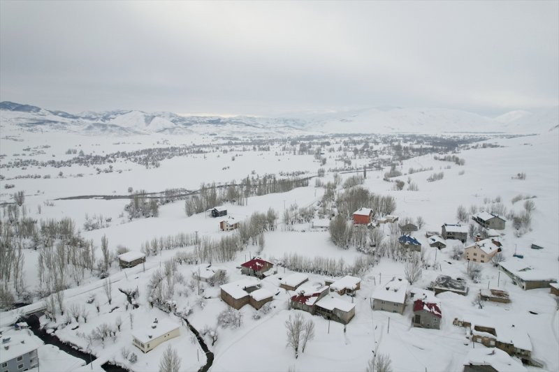 Ovacık'taki çiftçilerin 2 metrelik kar bereketinden manzaralar