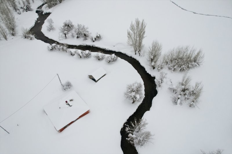 Ovacık'taki çiftçilerin 2 metrelik kar bereketinden manzaralar