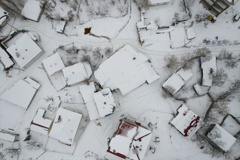 Ovacık'taki çiftçilerin 2 metrelik kar bereketinden manzaralar
