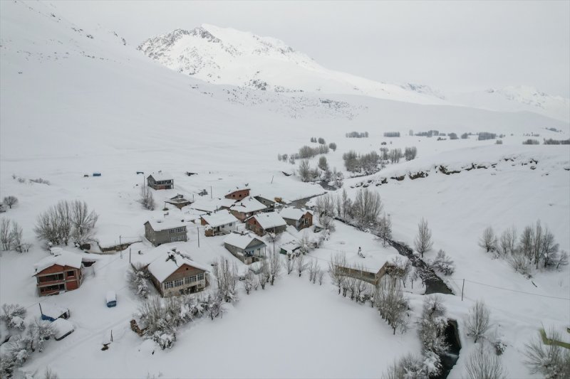 Ovacık'taki çiftçilerin 2 metrelik kar bereketinden manzaralar