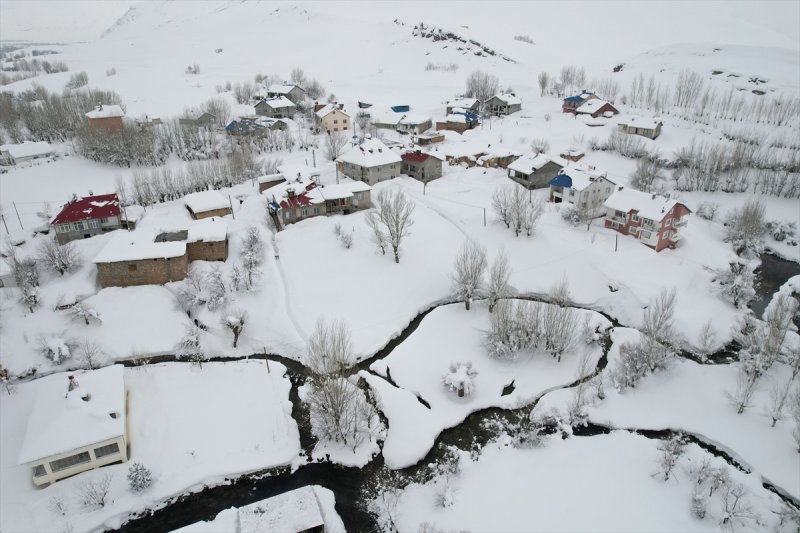 Ovacık'taki çiftçilerin 2 metrelik kar bereketinden manzaralar