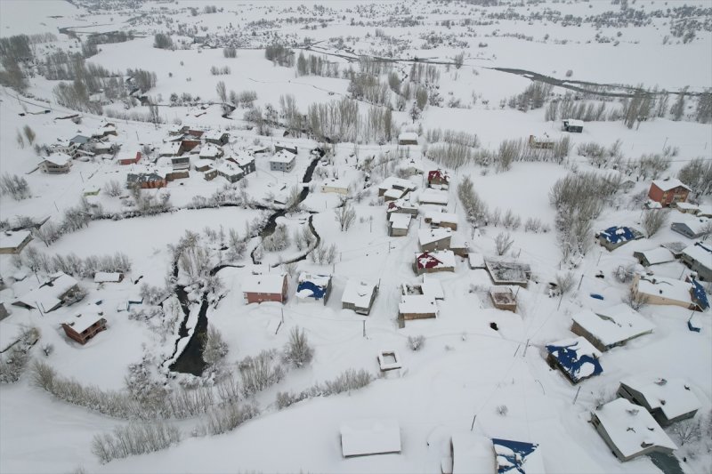 Ovacık'taki çiftçilerin 2 metrelik kar bereketinden manzaralar