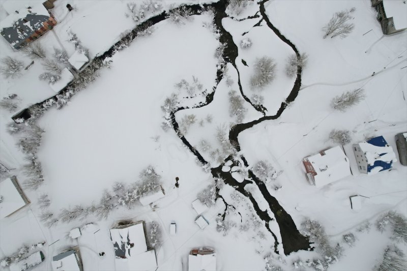 Ovacık'taki çiftçilerin 2 metrelik kar bereketinden manzaralar