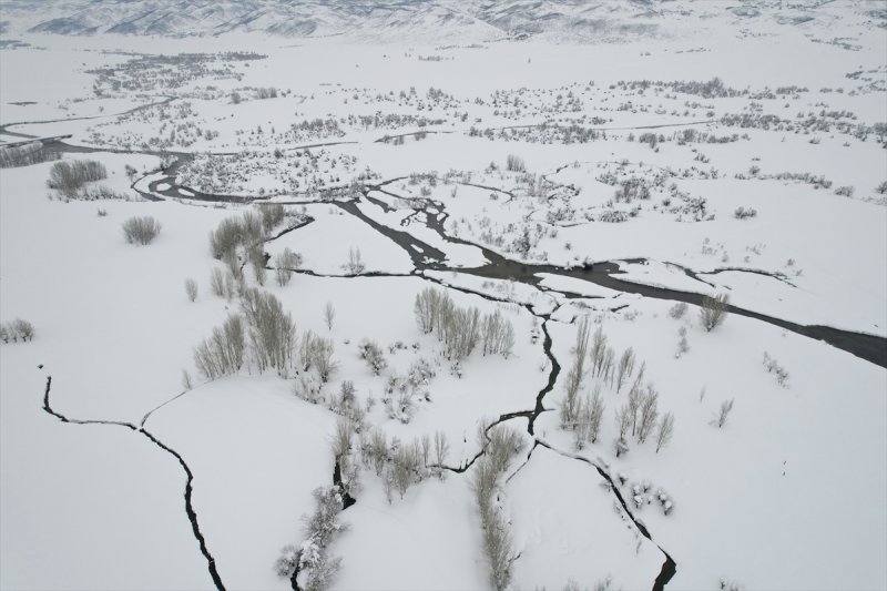 Ovacık'taki çiftçilerin 2 metrelik kar bereketinden manzaralar