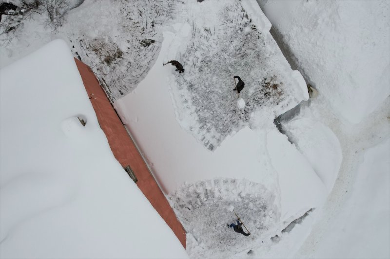 Ovacık'taki çiftçilerin 2 metrelik kar bereketinden manzaralar