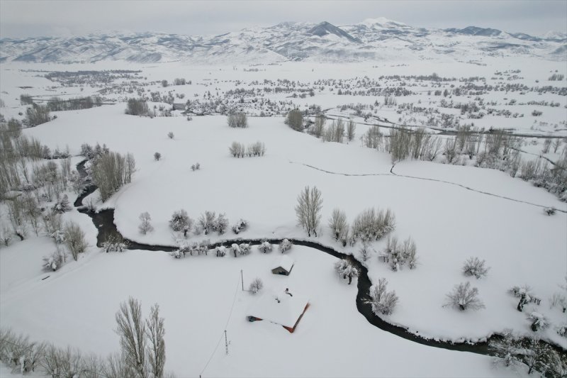 Ovacık'taki çiftçilerin 2 metrelik kar bereketinden manzaralar
