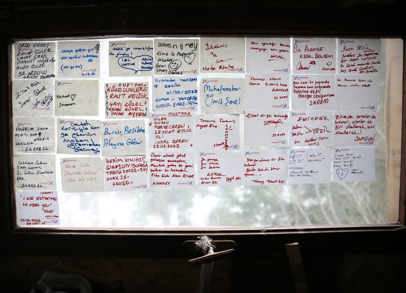 Giresun'da 'Kervansaray' dediği kulübesinin kapısını yolcular için 24 saat açık tutuyor