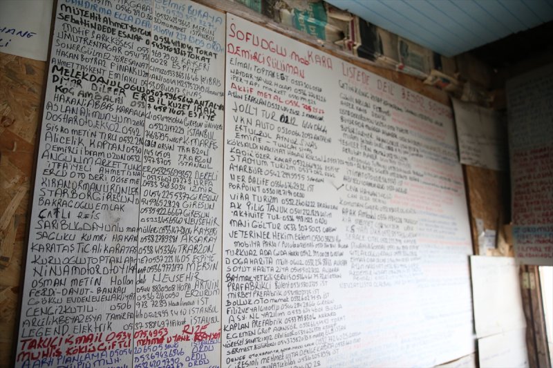 Giresun'da 'Kervansaray' dediği kulübesinin kapısını yolcular için 24 saat açık tutuyor