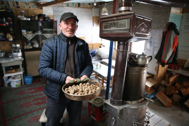 Giresun'da 'Kervansaray' dediği kulübesinin kapısını yolcular için 24 saat açık tutuyor