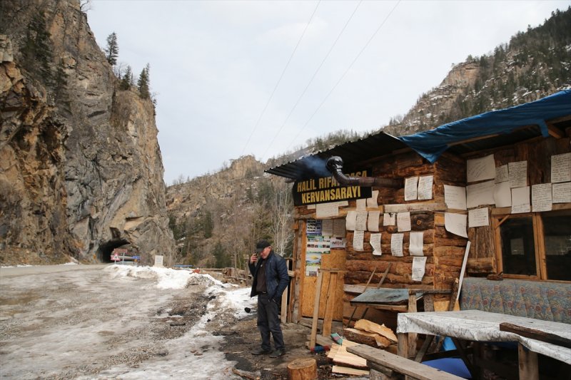 Giresun'da 'Kervansaray' dediği kulübesinin kapısını yolcular için 24 saat açık tutuyor