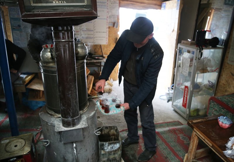 Giresun'da 'Kervansaray' dediği kulübesinin kapısını yolcular için 24 saat açık tutuyor