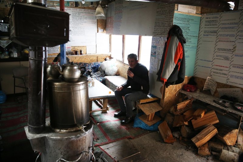 Giresun'da 'Kervansaray' dediği kulübesinin kapısını yolcular için 24 saat açık tutuyor