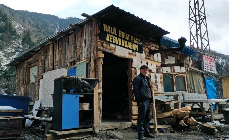 Giresun'da 'Kervansaray' dediği kulübesinin kapısını yolcular için 24 saat açık tutuyor