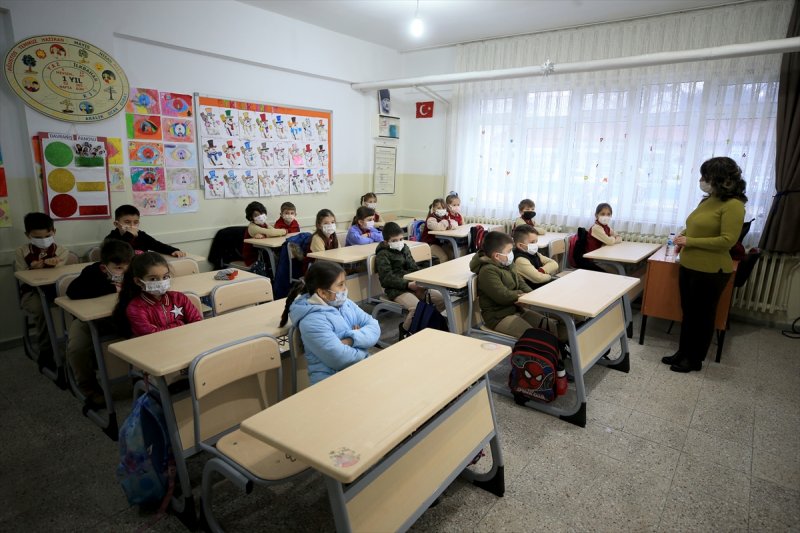 Okullarda dönemin ilk gününden kareler