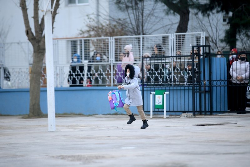 Okullarda dönemin ilk gününden kareler