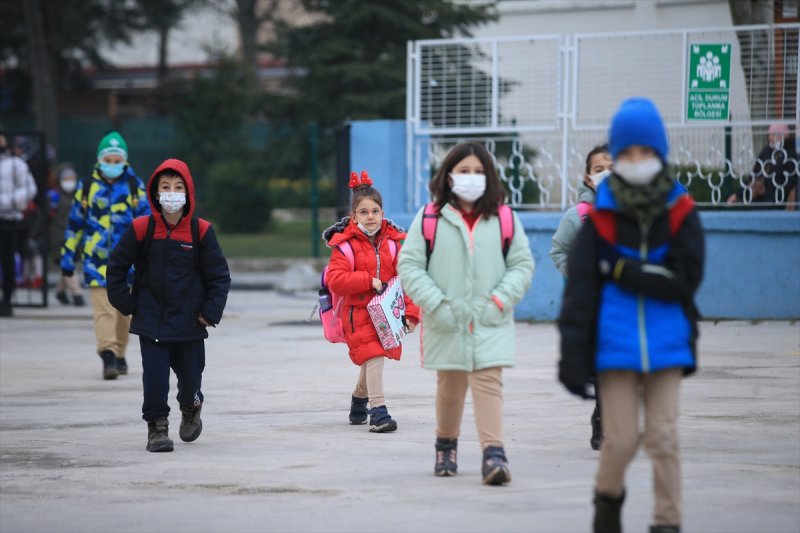Okullarda dönemin ilk gününden kareler