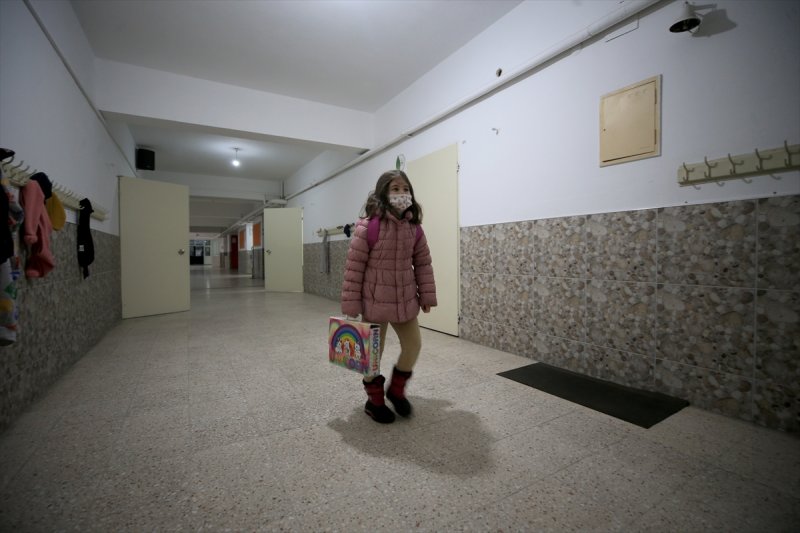 Okullarda dönemin ilk gününden kareler