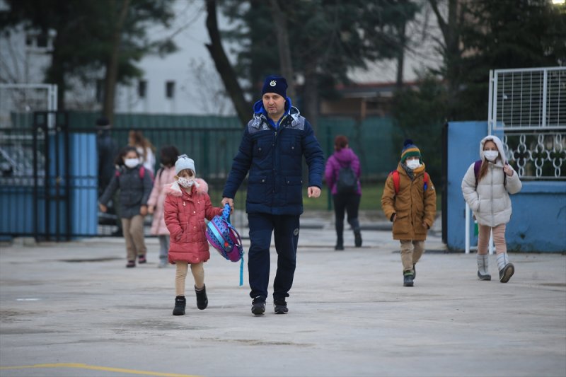 Okullarda dönemin ilk gününden kareler