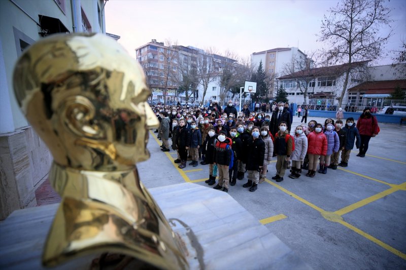 Okullarda dönemin ilk gününden kareler