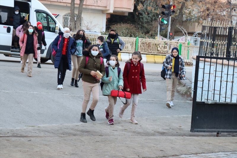 Okullarda dönemin ilk gününden kareler