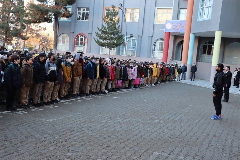Okullarda dönemin ilk gününden kareler
