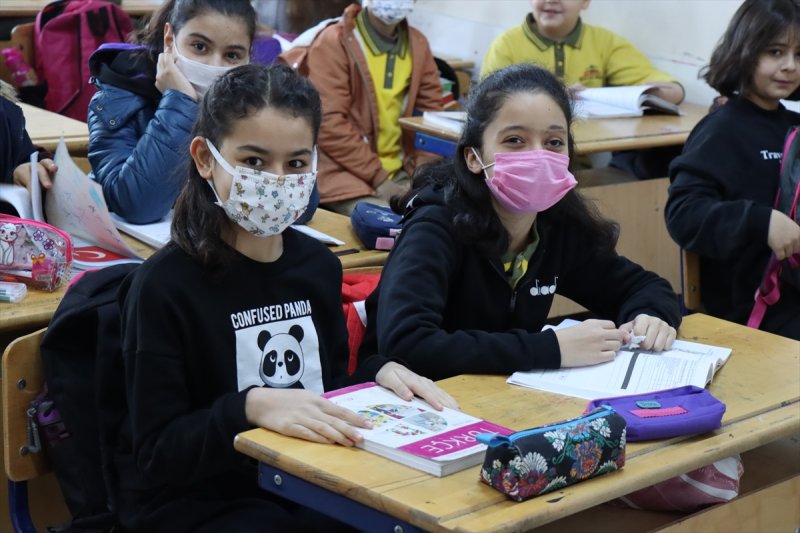 Okullarda dönemin ilk gününden kareler