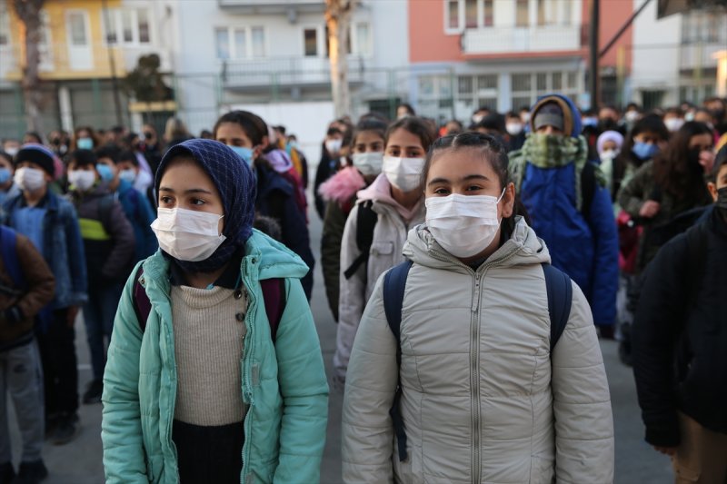 Okullarda dönemin ilk gününden kareler