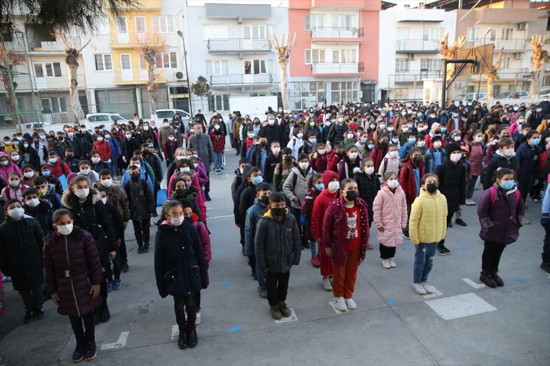 Okullarda dönemin ilk gününden kareler