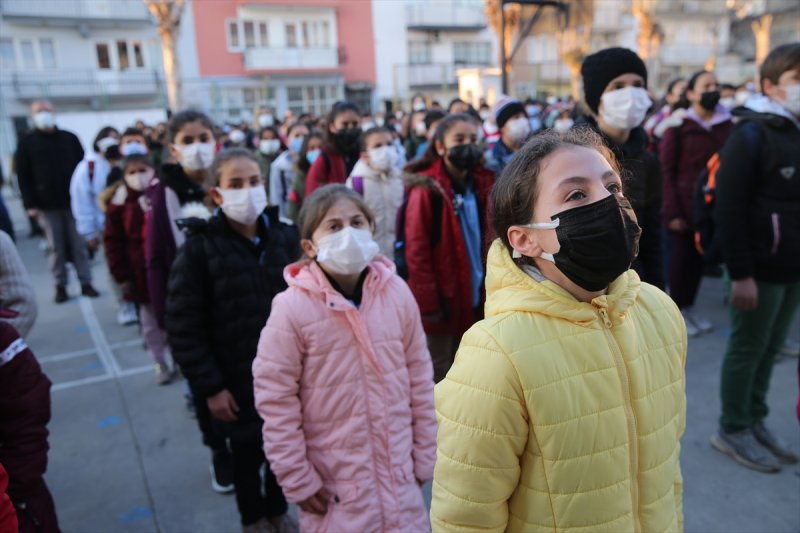 Okullarda dönemin ilk gününden kareler