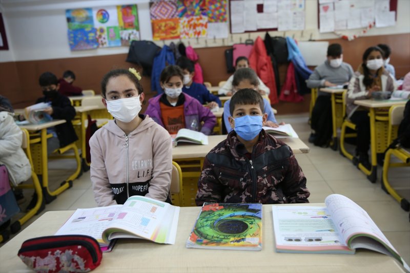 Okullarda dönemin ilk gününden kareler