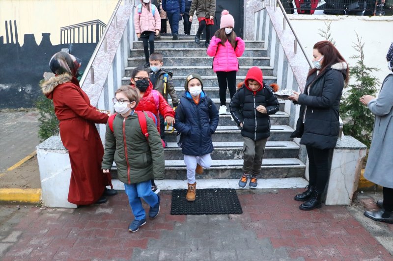 Okullarda dönemin ilk gününden kareler