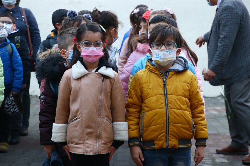 Okullarda dönemin ilk gününden kareler
