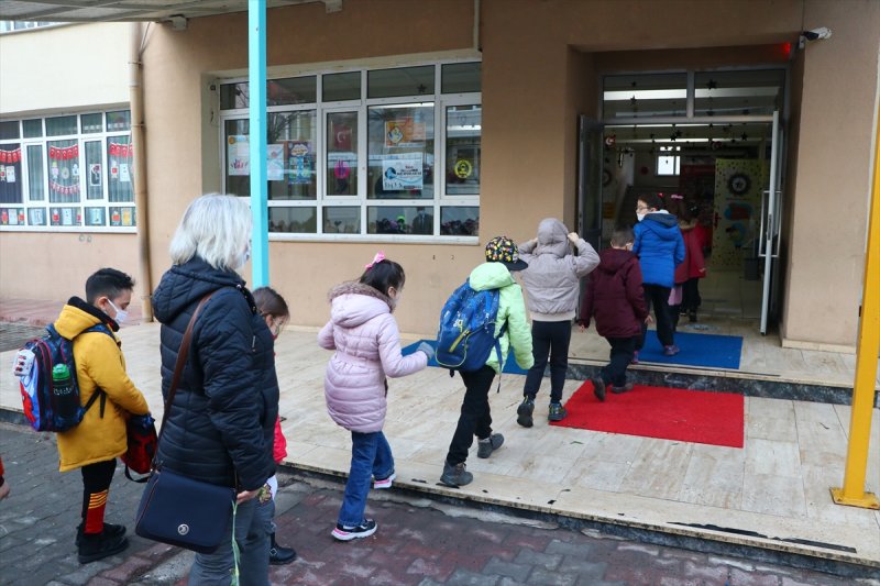 Okullarda dönemin ilk gününden kareler