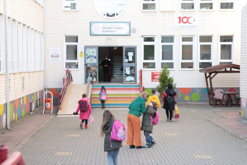 Okullarda dönemin ilk gününden kareler