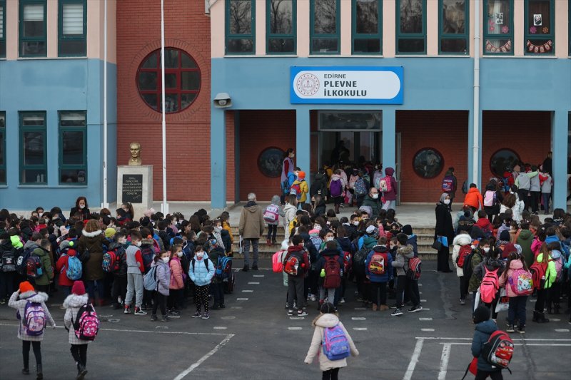Okullarda dönemin ilk gününden kareler