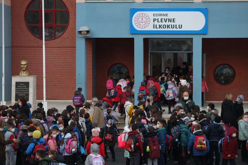 Okullarda dönemin ilk gününden kareler