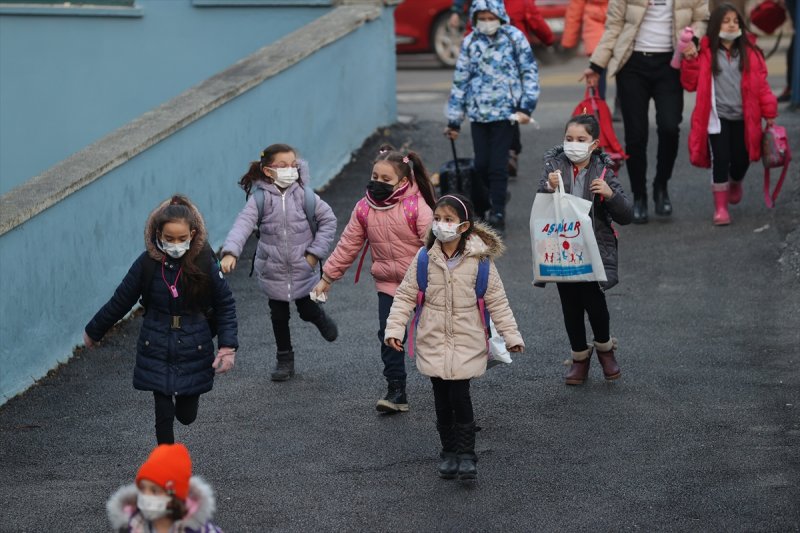 Okullarda dönemin ilk gününden kareler