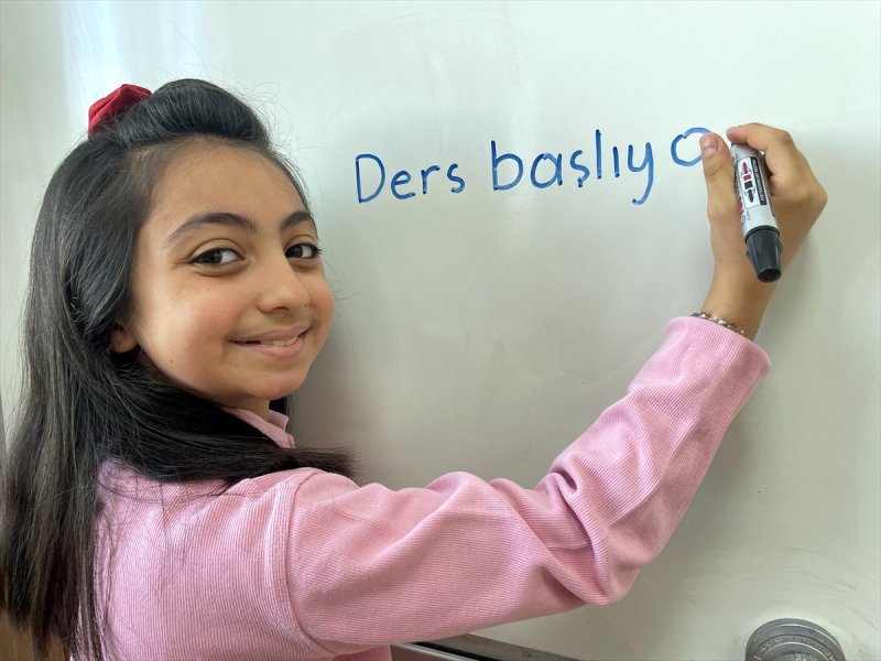 Okullarda dönemin ilk gününden kareler