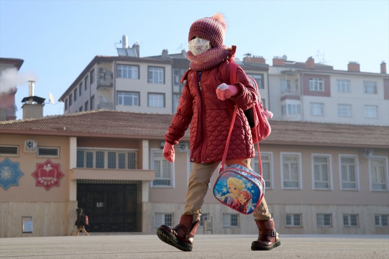 Okullarda dönemin ilk gününden kareler