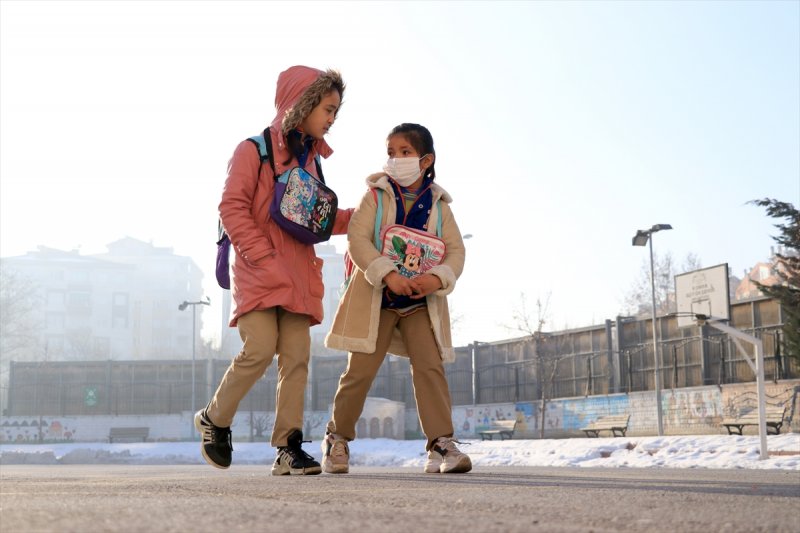 Okullarda dönemin ilk gününden kareler