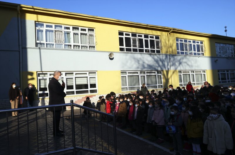 Okullarda dönemin ilk gününden kareler