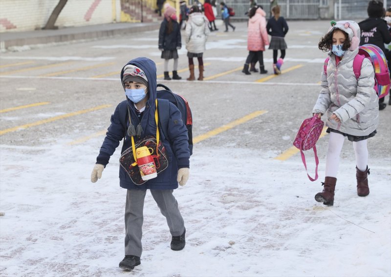 Okullarda dönemin ilk gününden kareler
