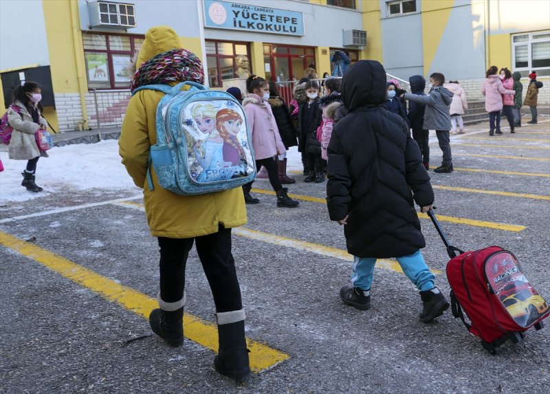 Okullarda dönemin ilk gününden kareler