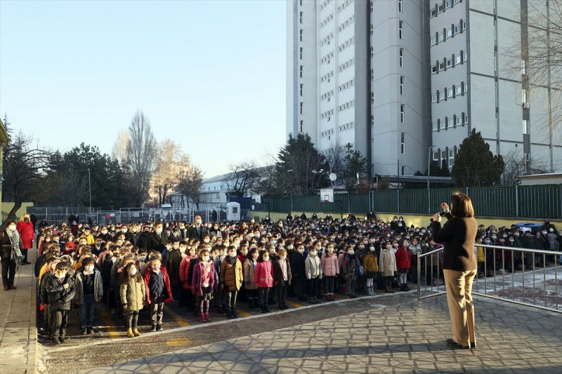 Okullarda dönemin ilk gününden kareler